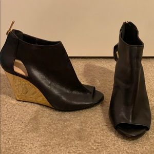 Jessica Simpson black and gold wedge bootie sz 8